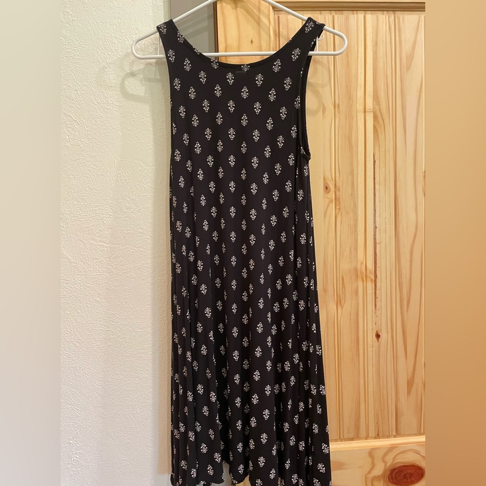 Sleeveless black pattern dress! Super soft! Size small.